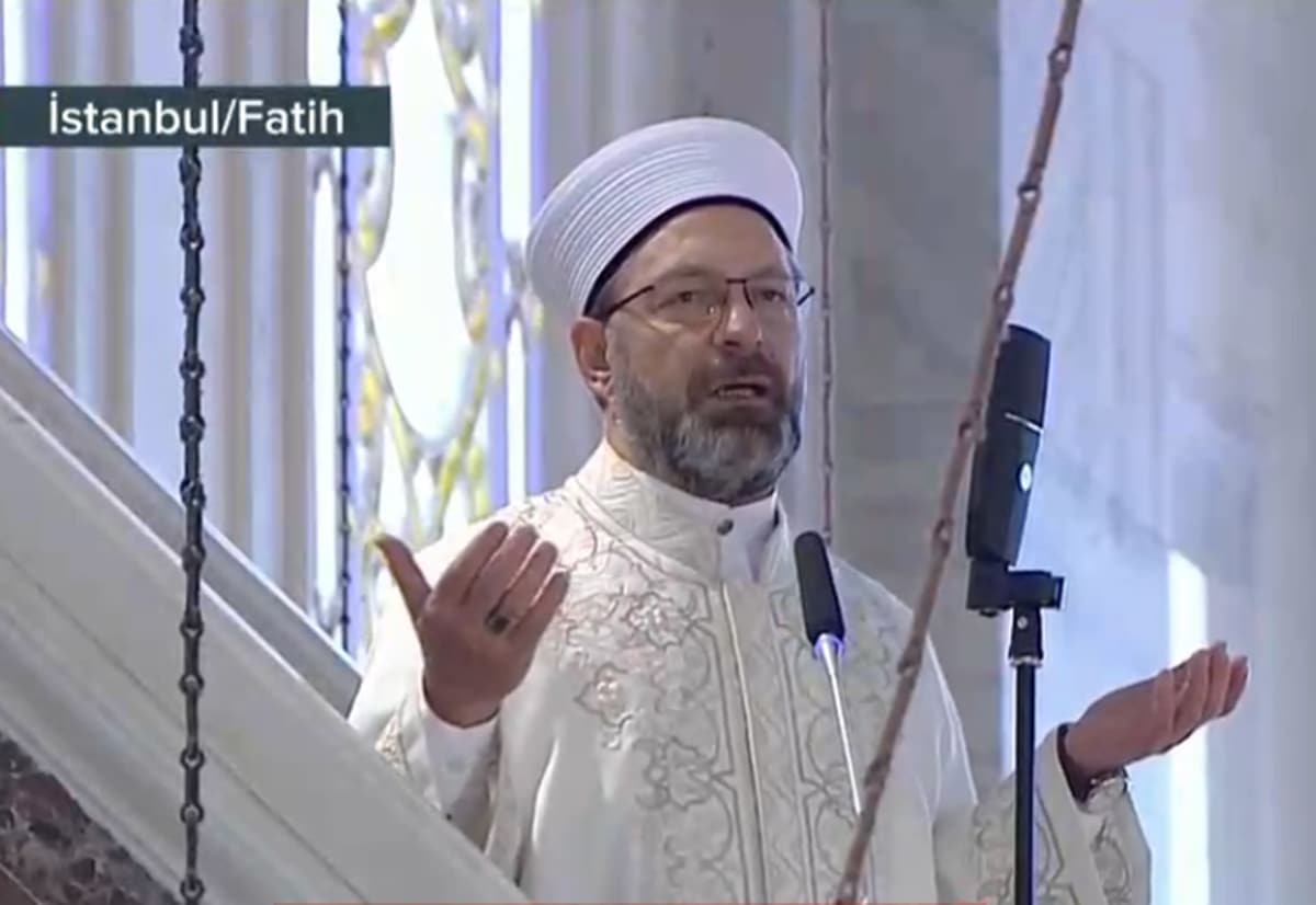 Diyanet ��leri Ba�kan� Ali Erba� Fatih Camisi'nde hutbe irat etti