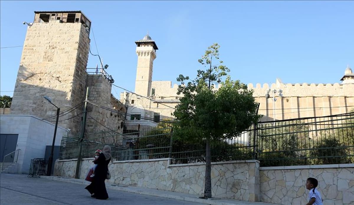 �srail askerleri Harem-i �brahim Camisi'nde ezan okunmas�n� engelledi