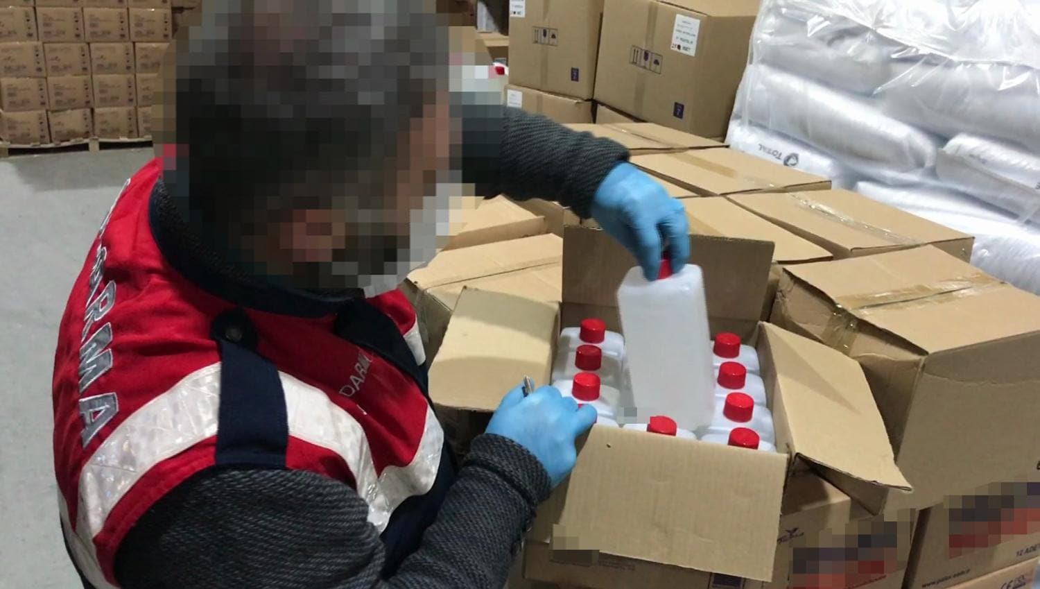 Jandarma 7 bin 425 litre sahte el dezenfektan� ele ge�irdi