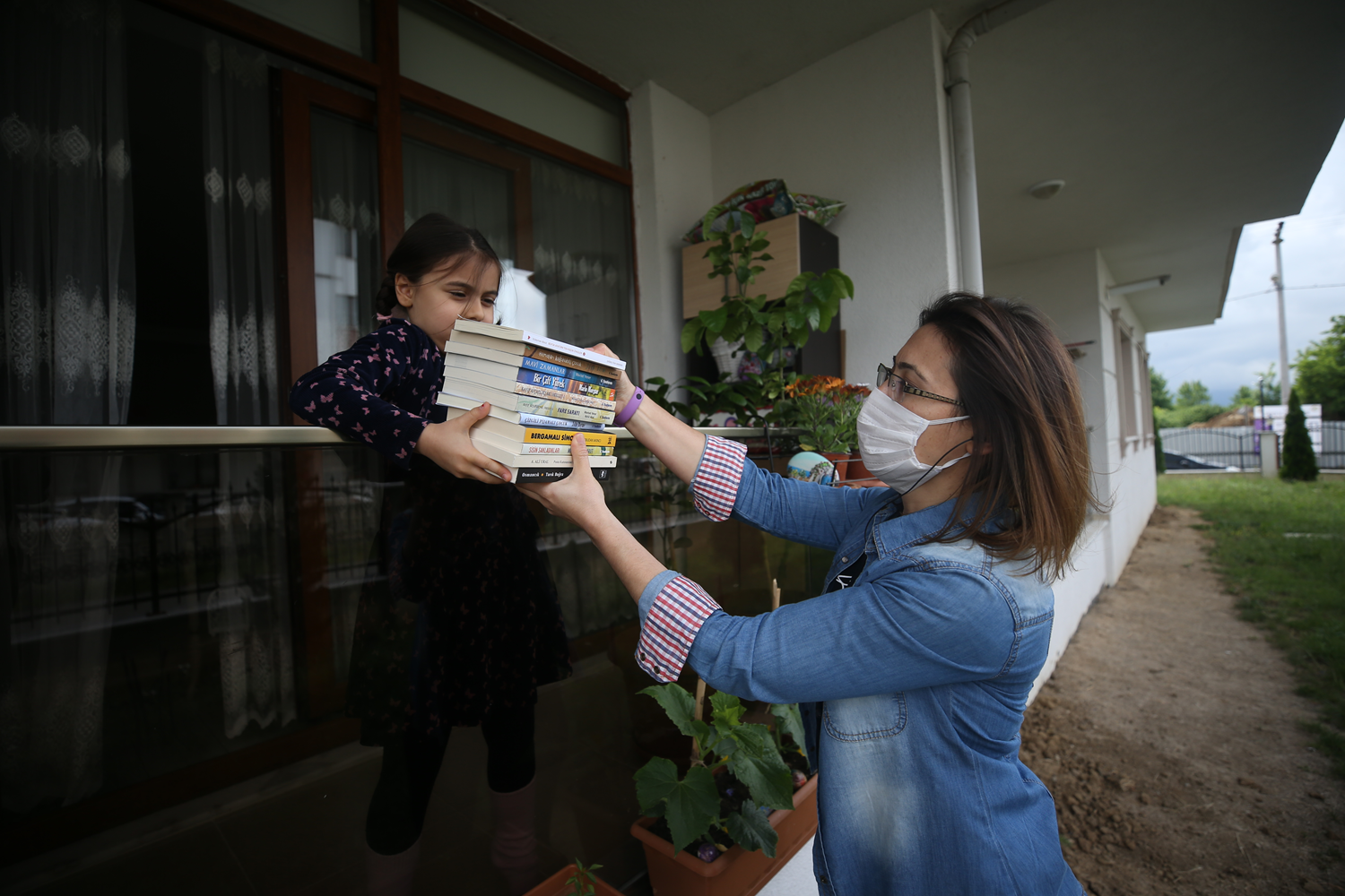 ��rencileri i�in yollara d��t�: Arac�n� gezici k�t�phaneye �evirdi