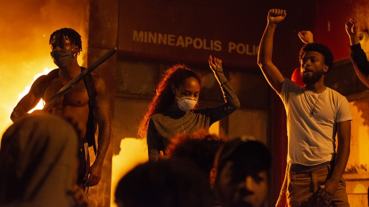 Siyahi Amerikal Floyd'un ldrld Minneapolis'te gstericiler polis merkezini atee verdi