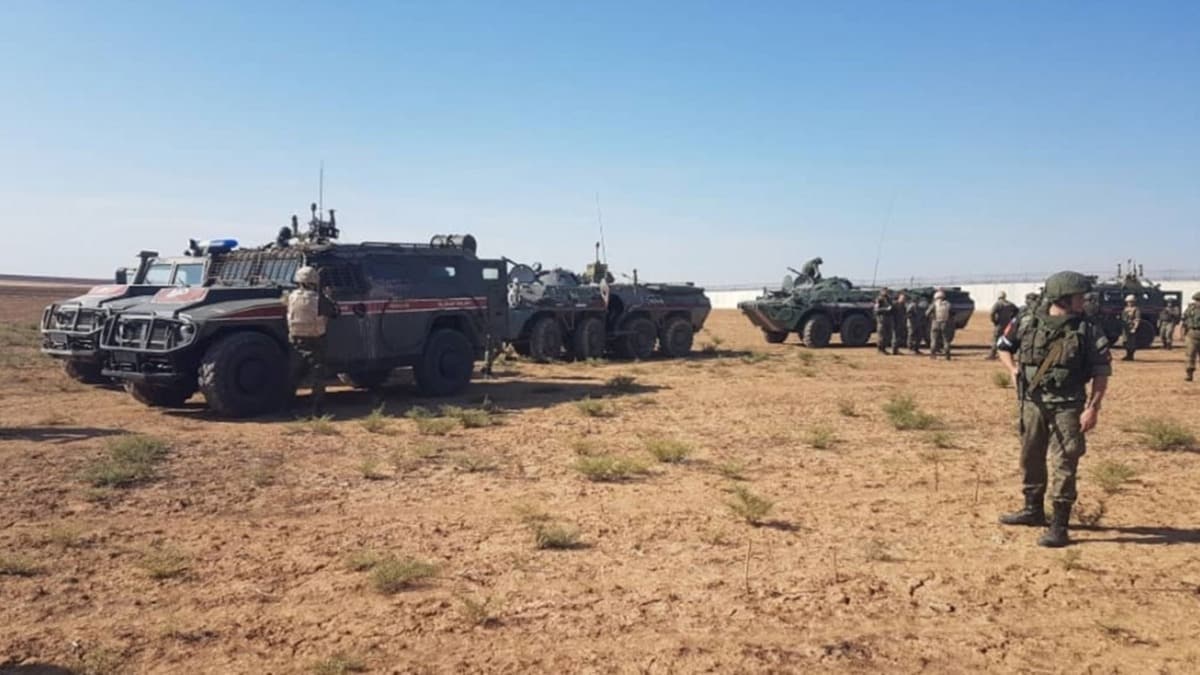 Suriye'de siviller Rus askeri konvoyunu talad 