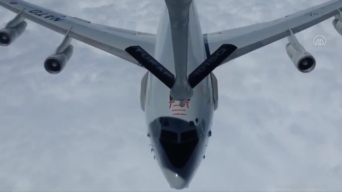 Hava Kuvvetleri Komutanlna ait tanker uak, NATO'ya ait AWACS uana yakt ikmali yapt