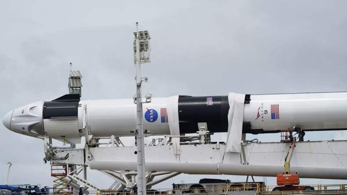 SpaceX'in ilk insanl uzay mekii denemesi baaryla gerekleti