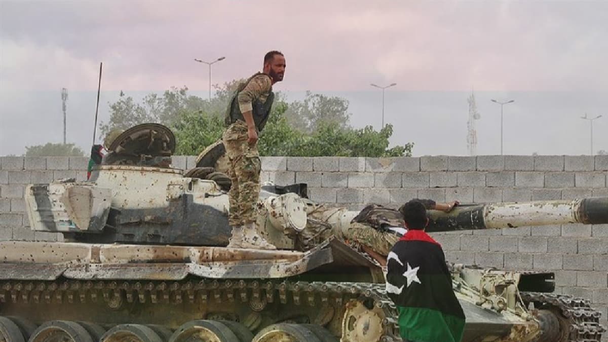 Libya Ordusu, bakentin gneyindeki Trablus Havaliman'na ilerliyor 