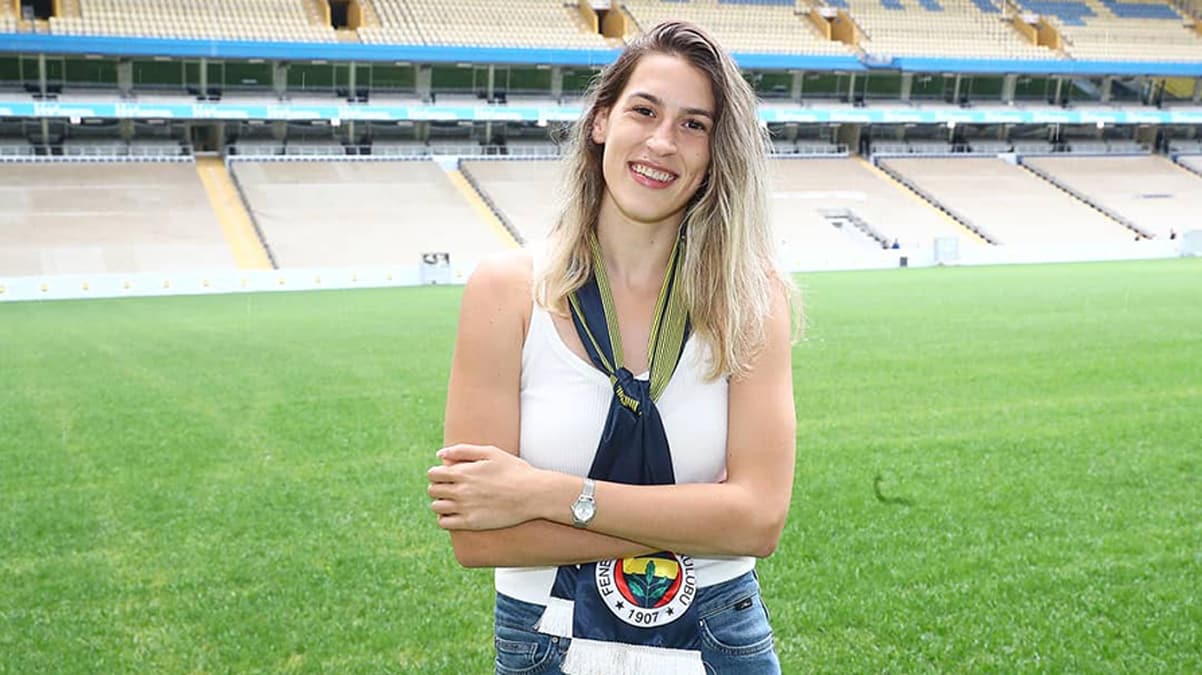 Sevgi Uzun Fenerbah�e'de kald�