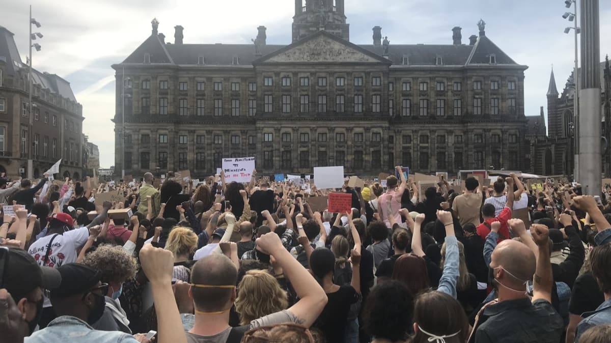 Hollanda'da, Amerikal siyahi George Floyd'un lm protesto edildi 