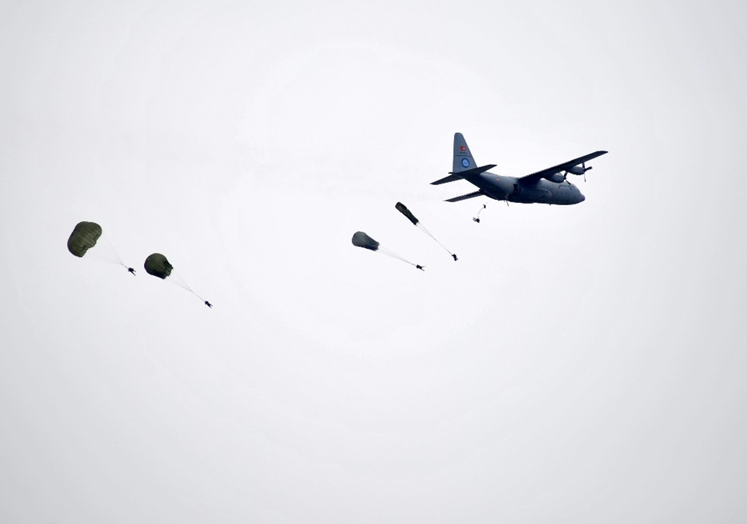 Komandonun y�rekleri a�za getiren para��tle atlay���