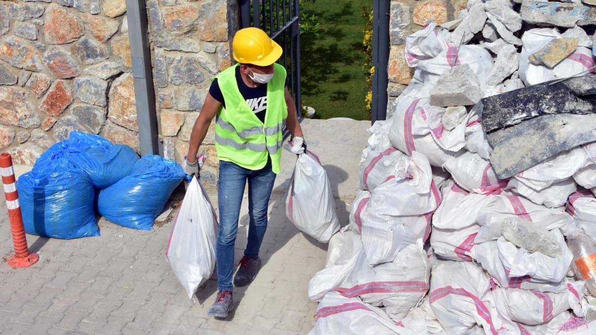 Ylmaz zdil'in villasndaki kaak eklentilerin ykm sryor