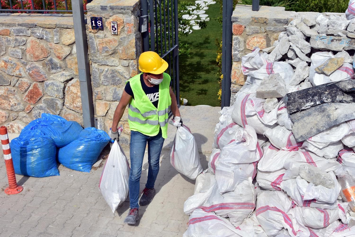 Y�lmaz �zdil'in villas�ndaki ka�ak eklentilerin y�k�m� s�r�yor