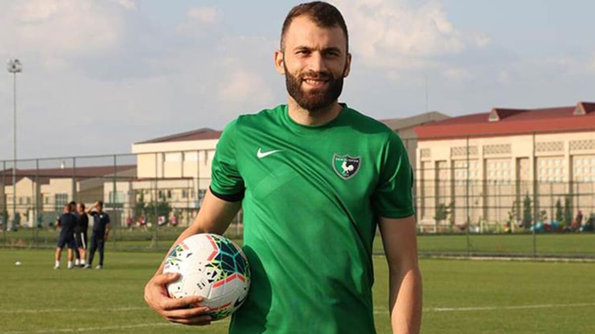 Mustafa Yumlu imzay� at�yor