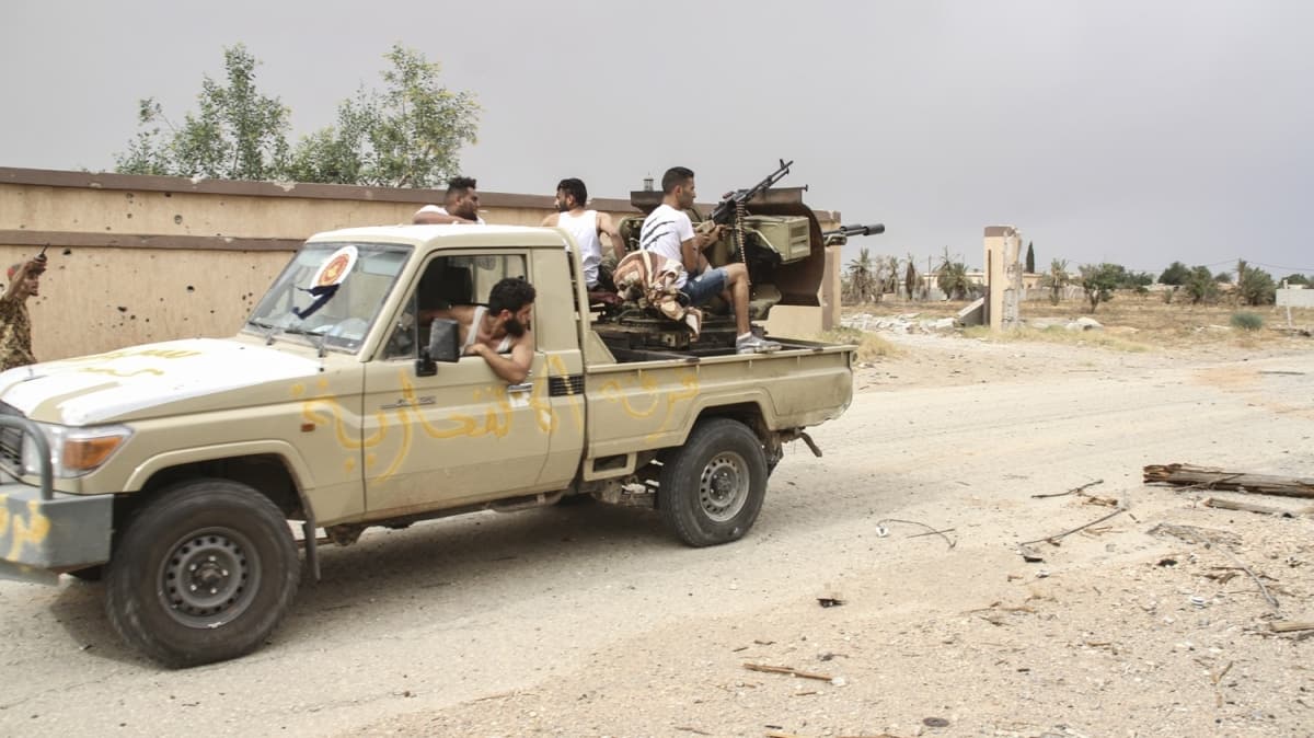 Libya ordusu ile Hafter milisleri, Trablus Havaalan evresinde atyor