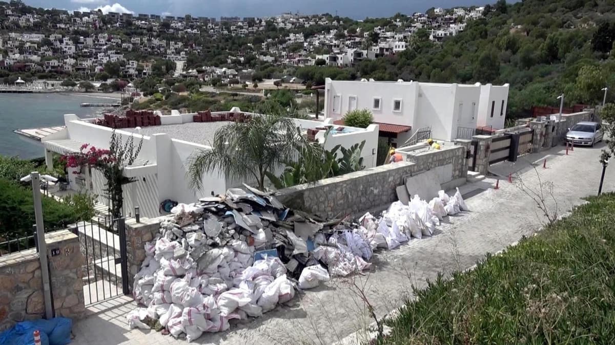 Ylmaz zdil'in villasndaki kaak eklentilerin ykm sryor
