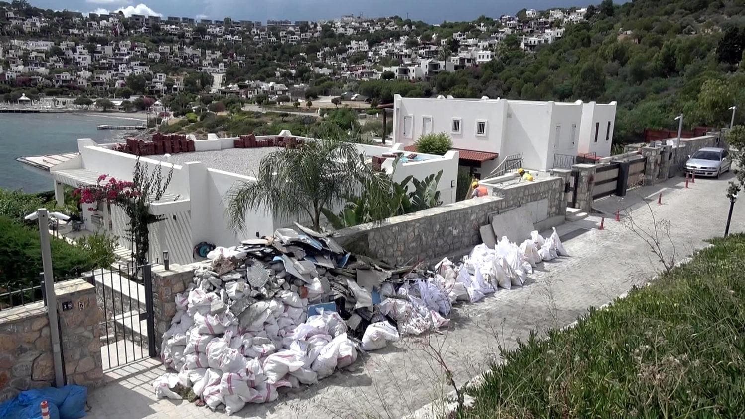 Y�lmaz �zdil'in villas�ndaki ka�ak eklentilerin y�k�m� s�r�yor
