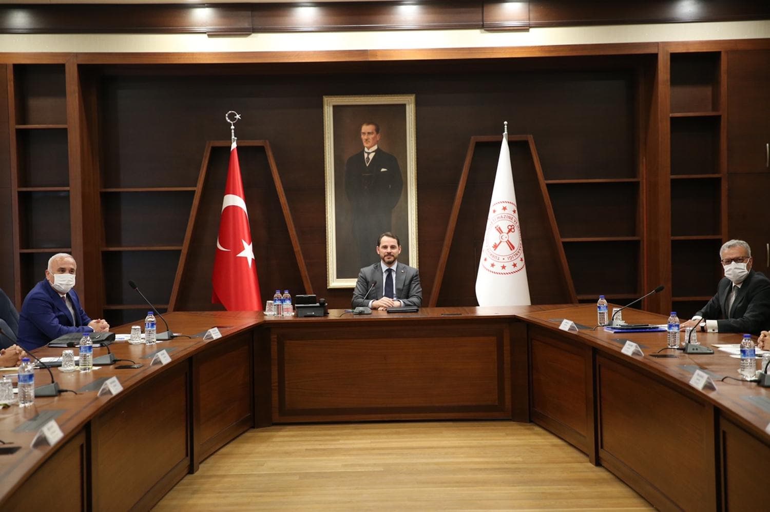 Bakan Albayrak baz� bankalar�n genel m�d�rleriyle g�r��t�