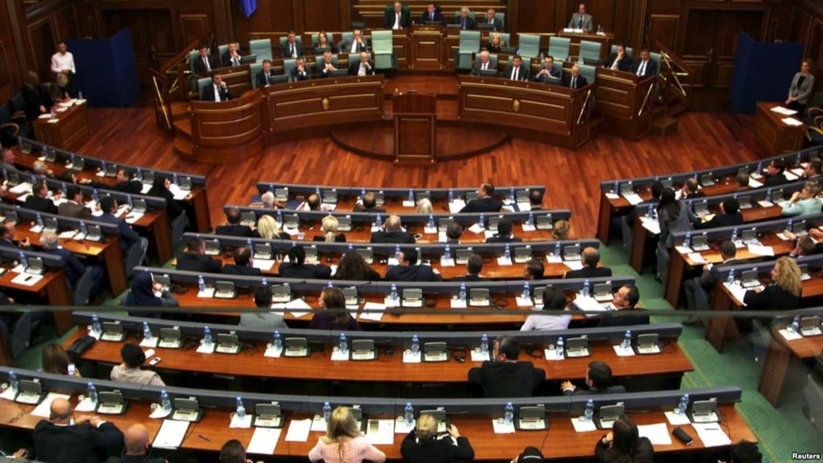 Kosova'daki yeni koalisyon hkmeti meclisten gvenoyu ald