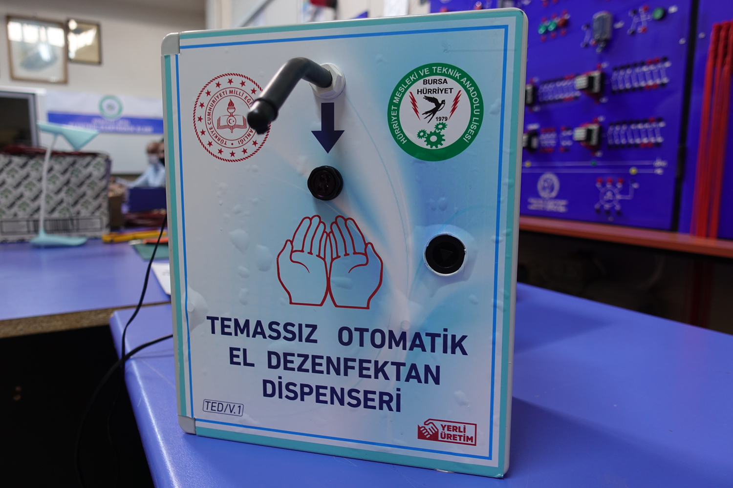 Meslek lisesi ��retmenleri 'temass�z' el dezenfektan cihaz� �retti