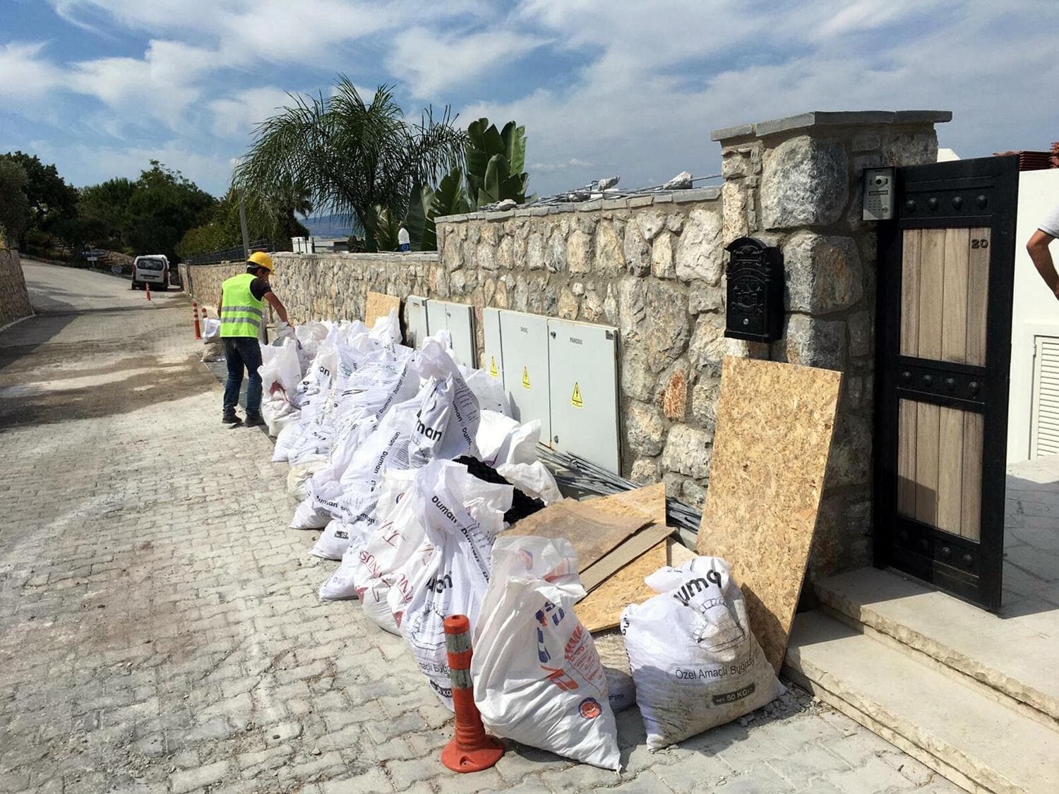 �zdil'in villas�ndaki ka�ak eklentilerin y�k�m� devam ediyor