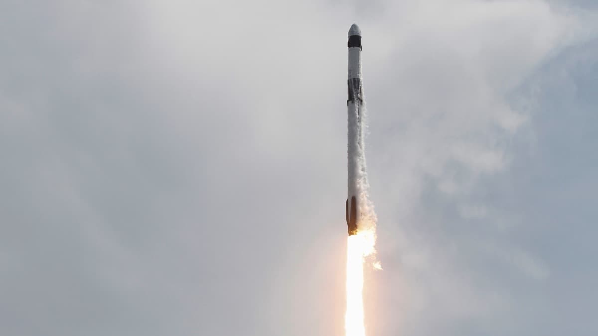 SpaceX'in tarihi frlat gerekletiren yeniden kullanlabilir roketi karaya ulat