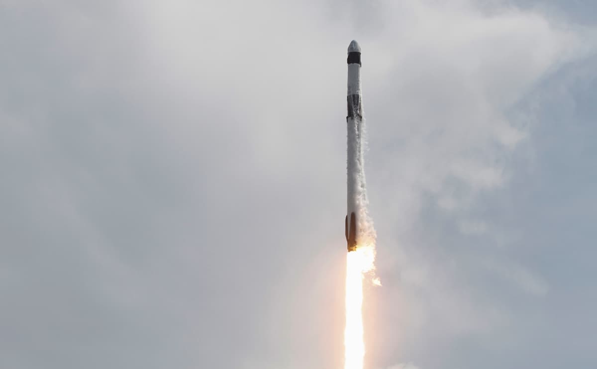 SpaceX'in tarihi f�rlat��� ger�ekle�tiren yeniden kullan�labilir roketi karaya ula�t�