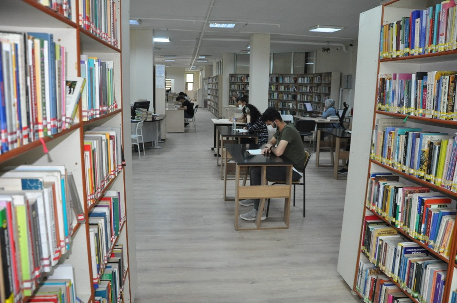 Ter�ristlerin iki kez ate�e verdi�i k�t�phane yeniden hizmette a��ld�