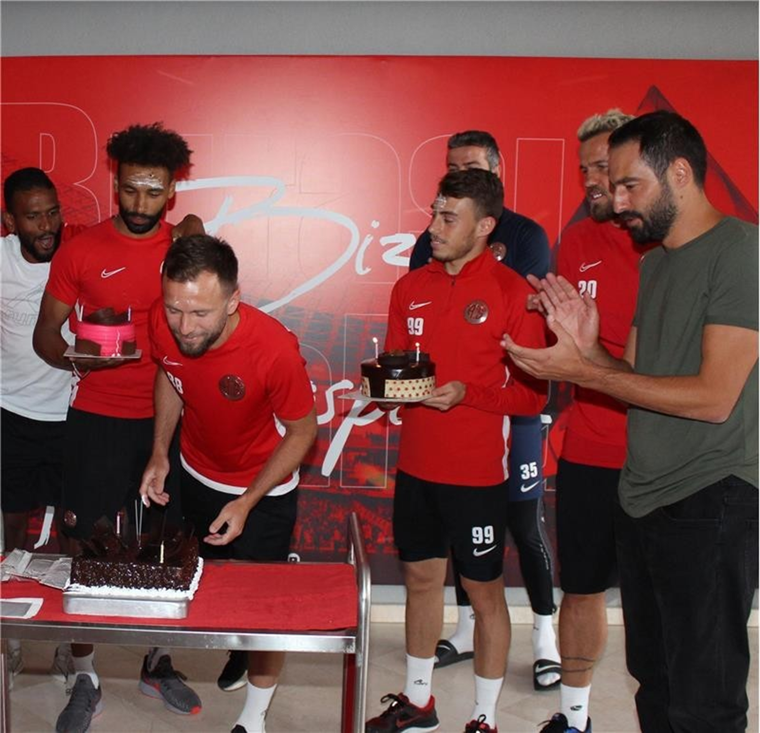 Antalyaspor'da Be�ikta� ma�� �ncesi s�rpriz kutlama