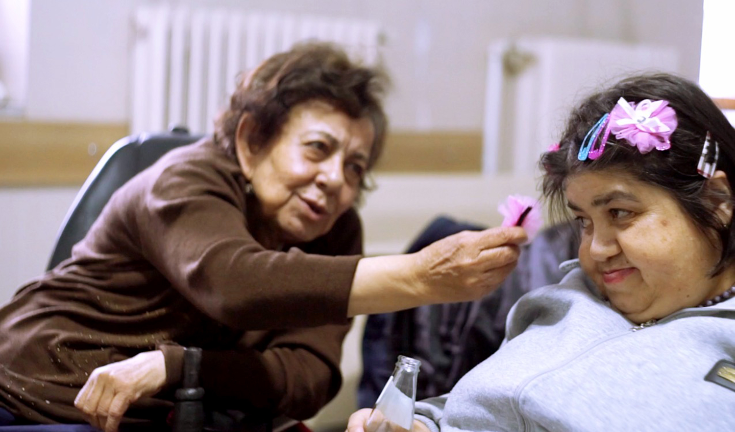 �ki Perihan'�n 45 y�ld�r ayn� odada birbirlerine 'aile oldu'