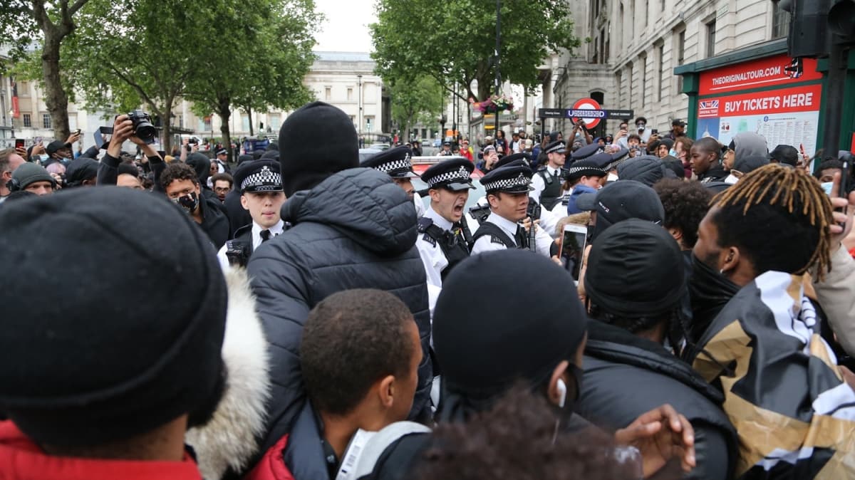 Londra'daki George Floyd gsterisinde arbede yaand