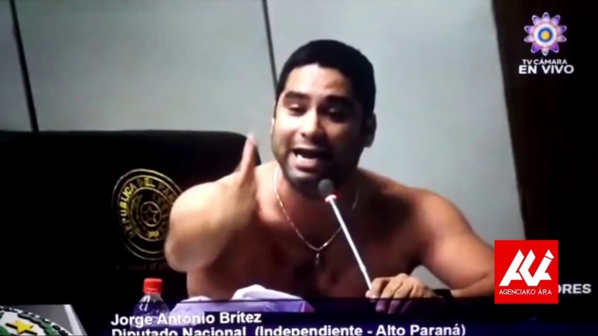 Paraguayl milletvekili Brezilya snrnn almamasn mecliste gmleini kararak protesto etti