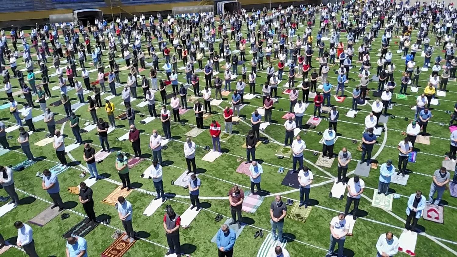 Ba�c�lar'da 3 bin ki�ilik cemaat cuma namaz�n� stadyumda k�ld�