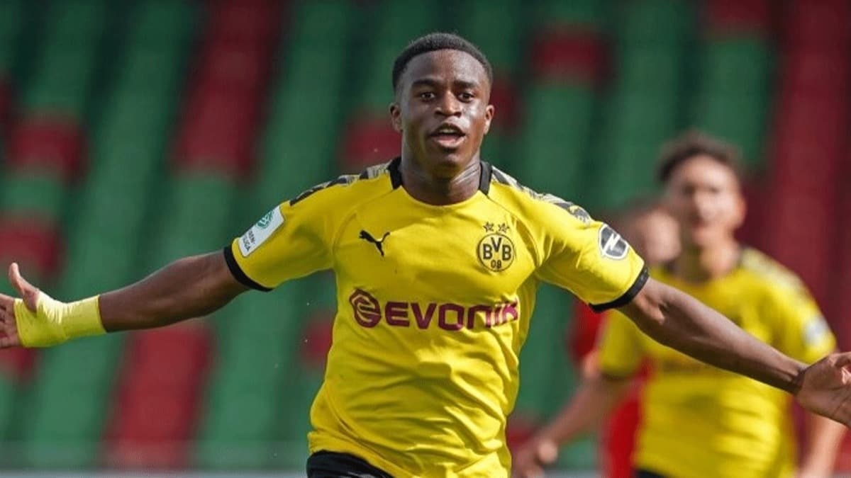Borussia Dortmund'lu 15 yandaki Youssoufa Moukoko rekorlar altst etti!