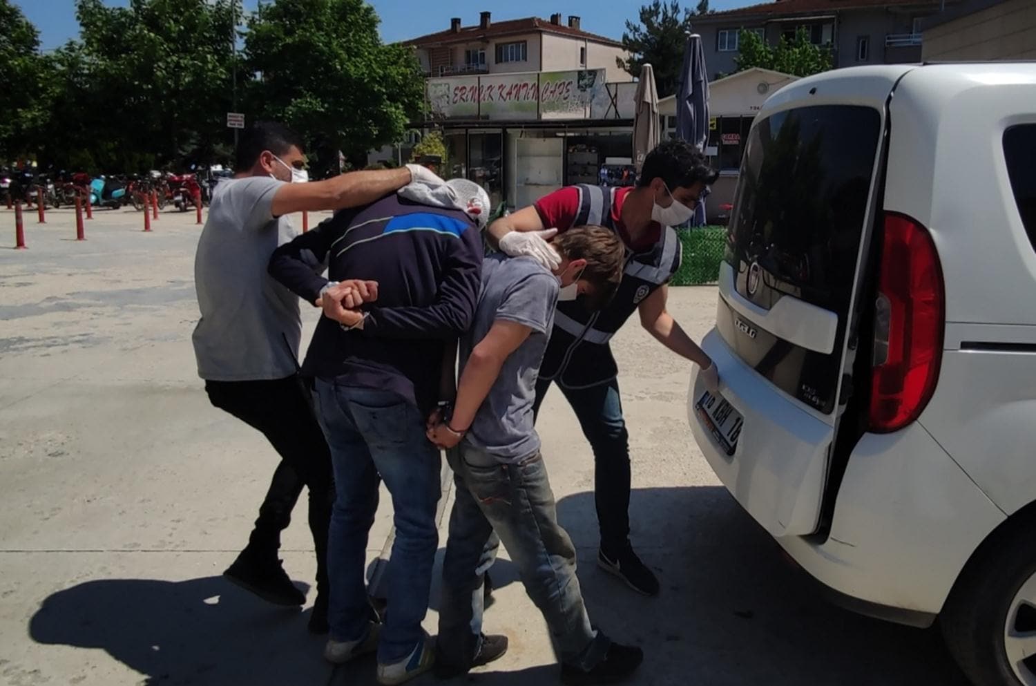 Bursa'da h�rs�zl�k yapt�klar� iddias�yla yakalanan 3 ki�iden 2'si tutukland�