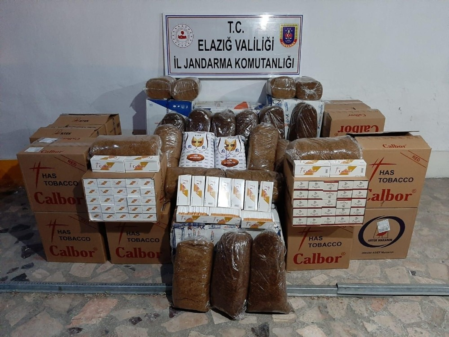 Elaz��'da 750 kilo t�t�n ile 200 bin adet makaron ele ge�irildi