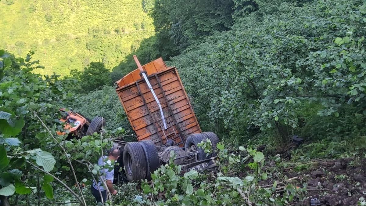 Kamyon 300 metrelik uçuruma yuvarlandı: 2 ölü, 3 yaralı 