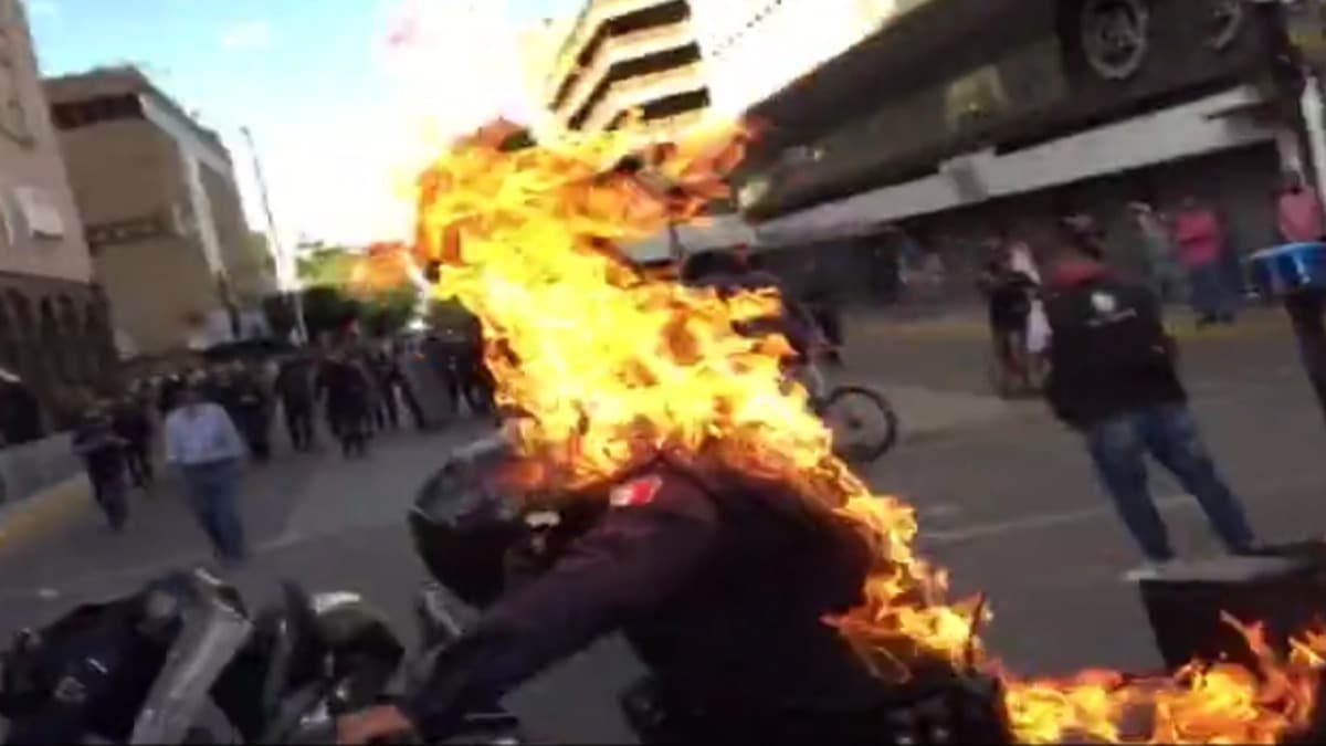 Meksika'da protestocular polisin zerine yanc madde dkp atee verdi