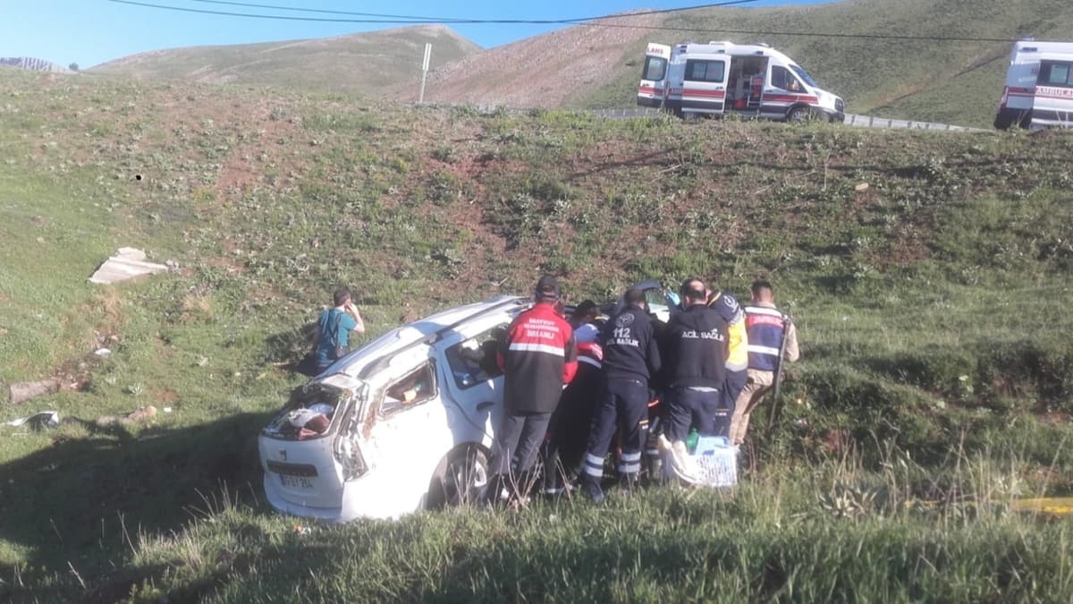 Sivas'ta otomobilin devrilmesi sonucu 3 kii yaraland