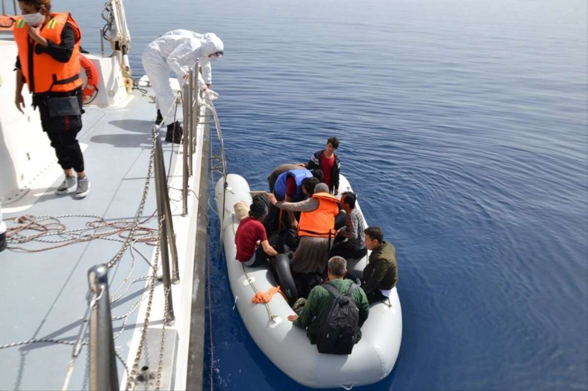 T�rk kara sular�na geri itilen lastik bottaki 9 s���nmac� kurtar�ld�