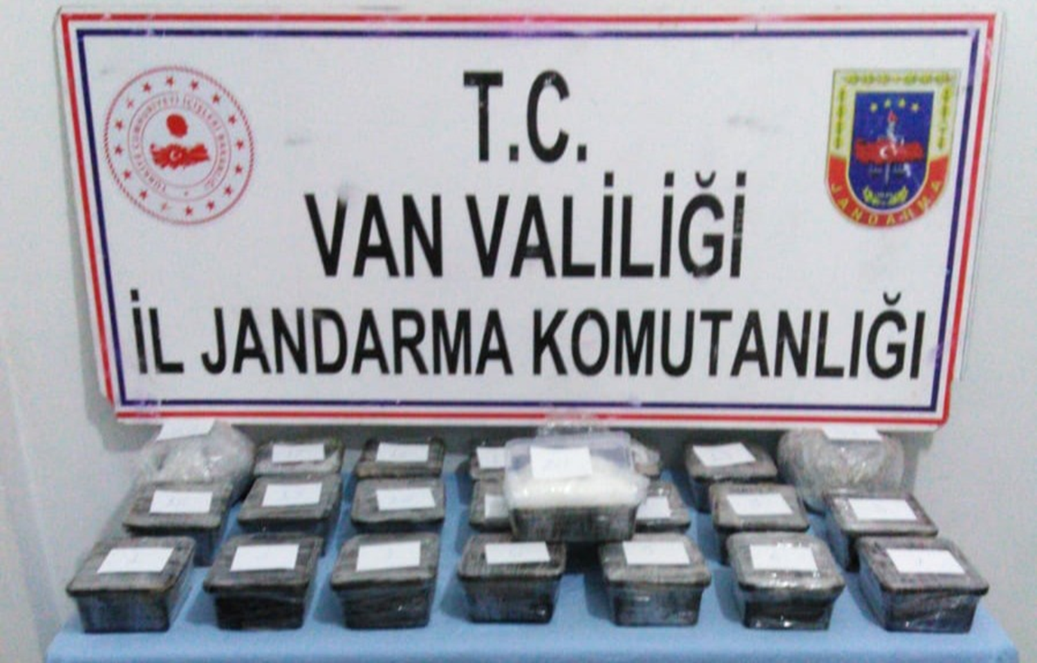 Van'da jandarma ekiplerince 14 kilogram metamfetamin ele ge�irildi