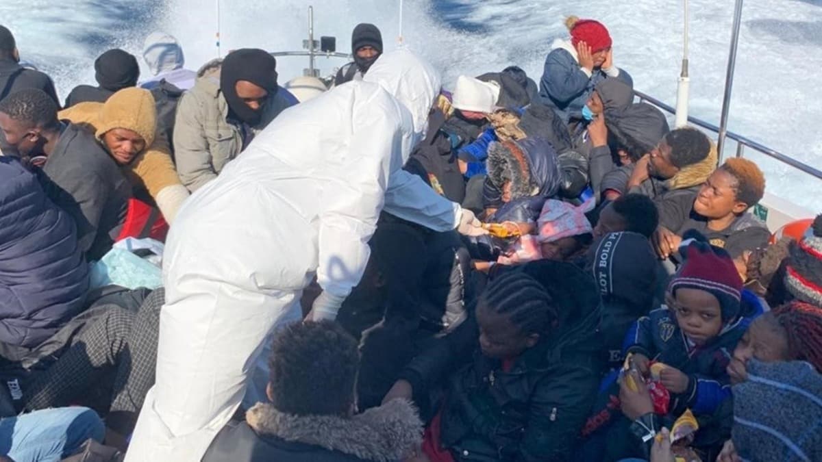 anakkale'de Trk kara sularna geri itilen snmaclar kurtarld