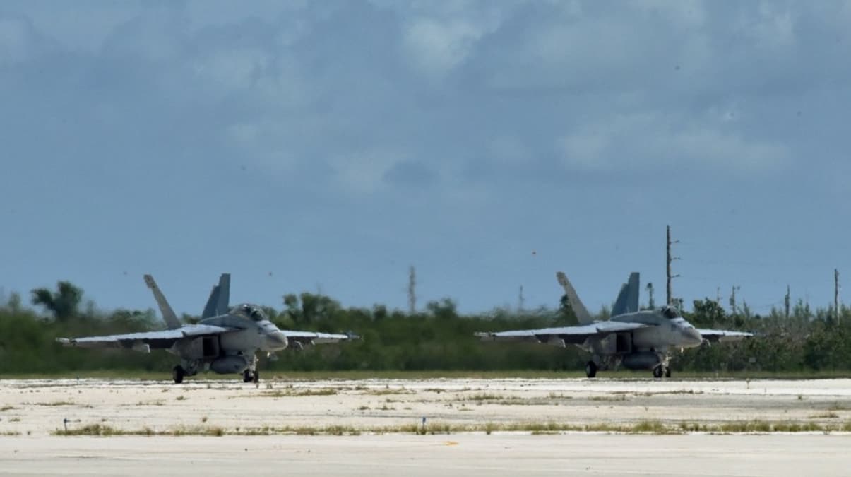 �stihbarat sava�lar�! Askeri �ss�n foto�raflar�n� �ektiler, yakalan�p hapse at�ld�lar