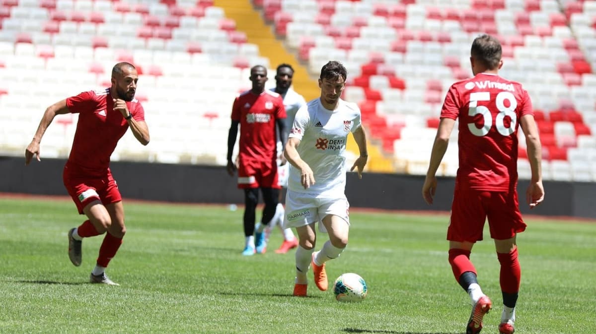 Sivasspor'un hazrlk mana Mert Hakan Yanda damgas