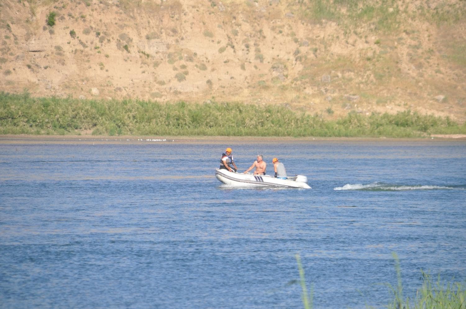 Dicle Nehri'ne serinlemek iin giren iki kardeten biri bouldu, dieri kayboldu