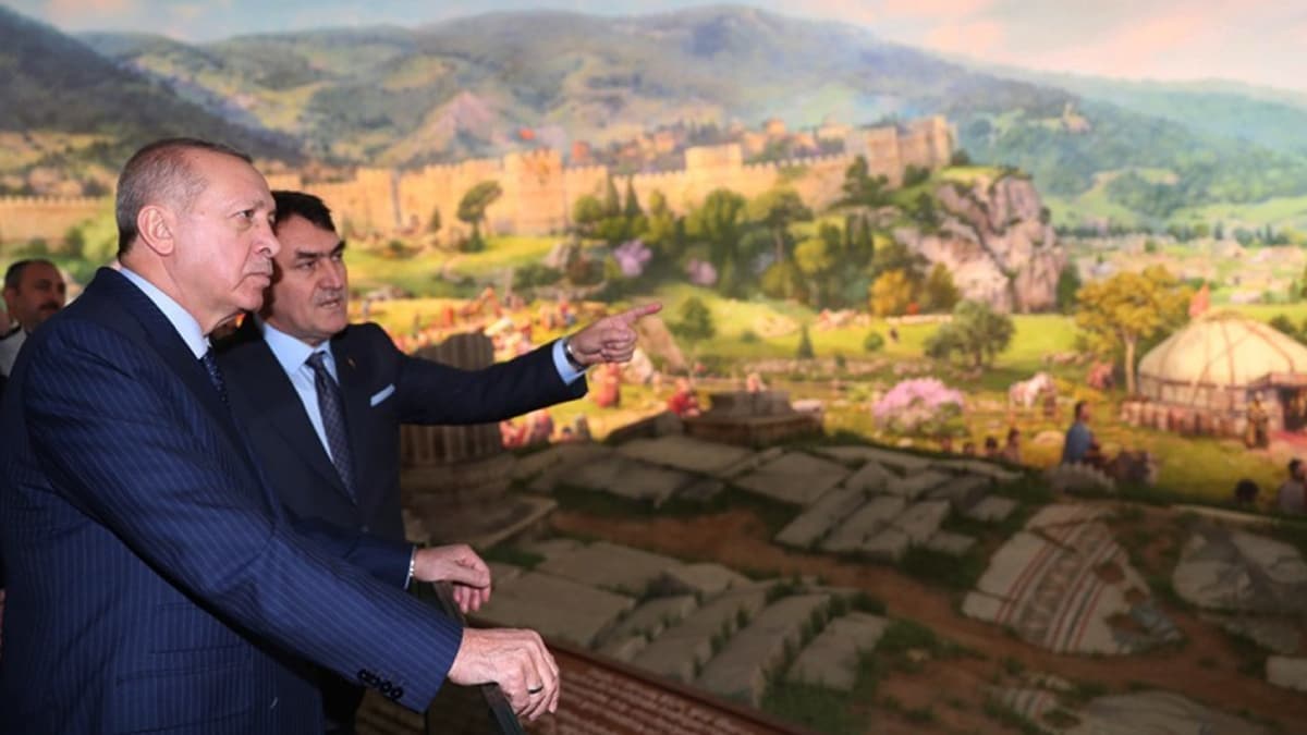 Fetih M�zesi kap�lar�n� a��yor