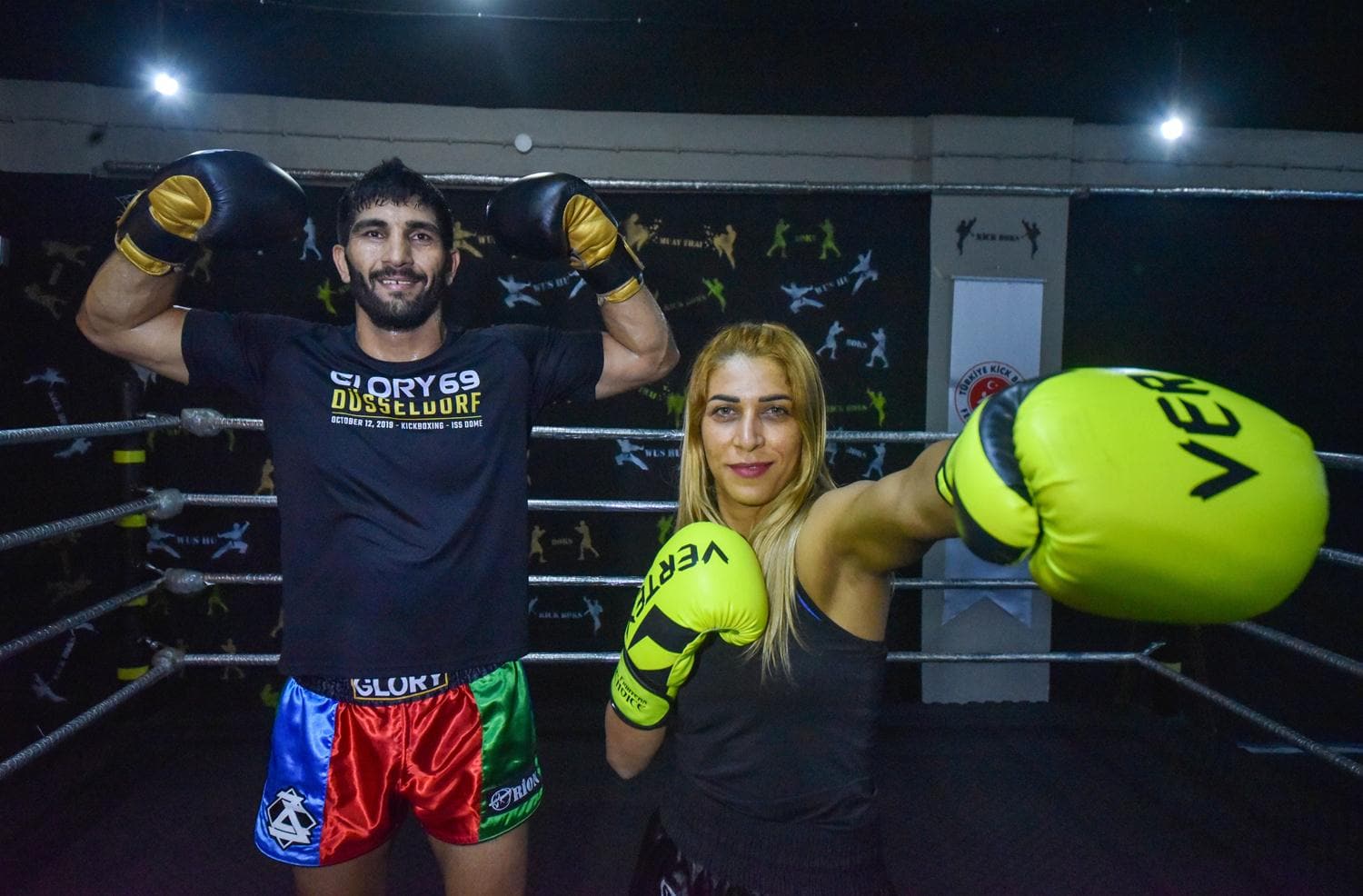 �ampiyon kick boks�uya, T�rk e�i idman yapt�r�yor