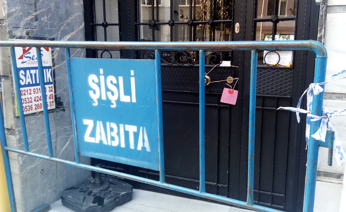 �i�li Belediyesi'nin r��vet�i zab�ta memurlar� su��st� yakaland�