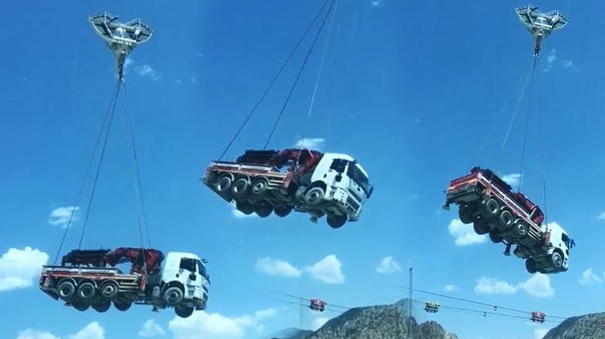 D�nyan�n en y�ksek 3.baraj� olacak! Tonlarca a��rl�ktaki i� makineleri bir yama�tan bir yamaca b�yle ta��n�yor