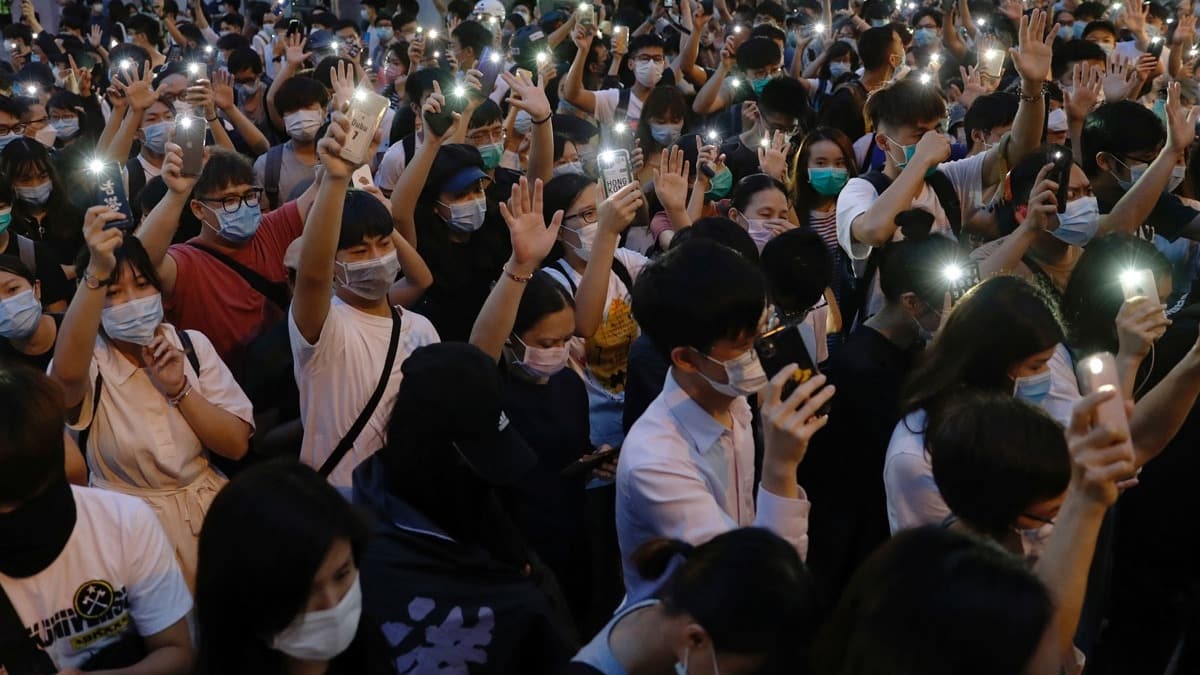 Hong Kong'da gstericiler, sulularn iadesi tasarsnn yl dnmnde sokaklara dkld