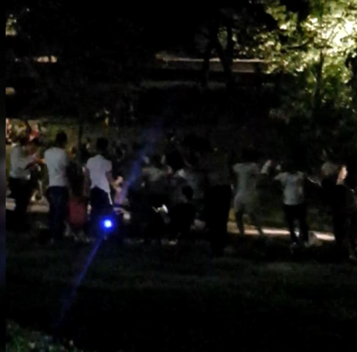 Ma�ka Park�'nda koronavir�se ald�rmadan m�zik e�li�inde halay �ektiler