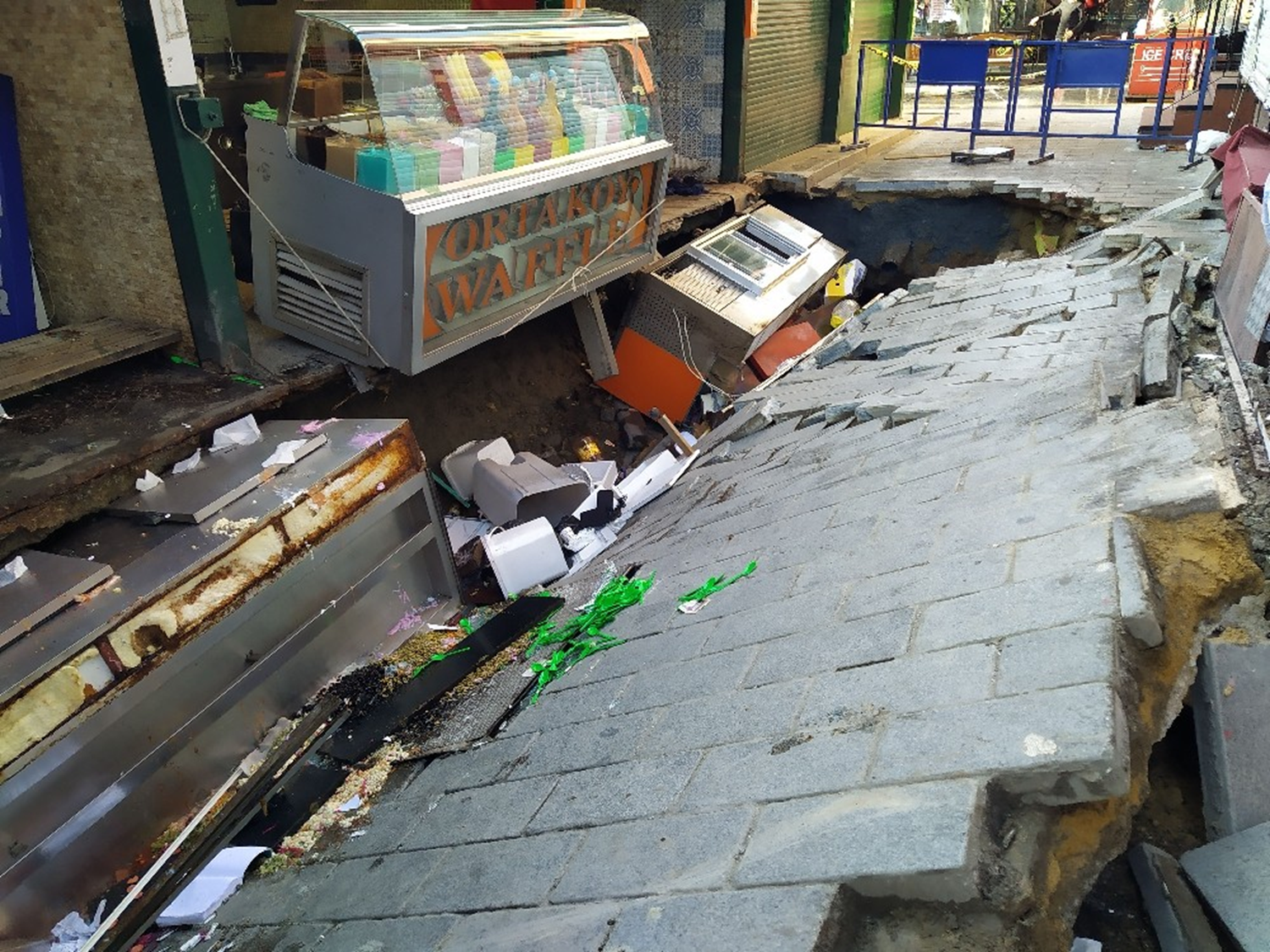 Ortak�y'deki g���kte d�kkan� bo�altan esnaf: Tam sezon a��ld�, b�yle �z�c� bir olay ger�ekle�ti