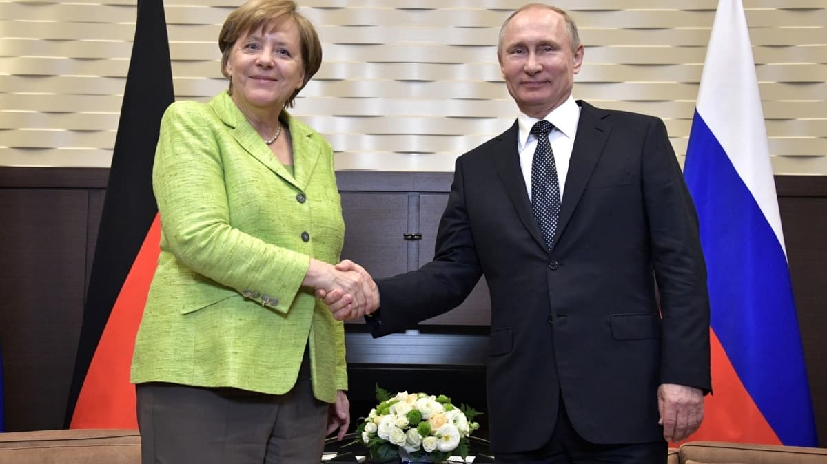 Putin, Merkel ile Libya'daki durumu grt 